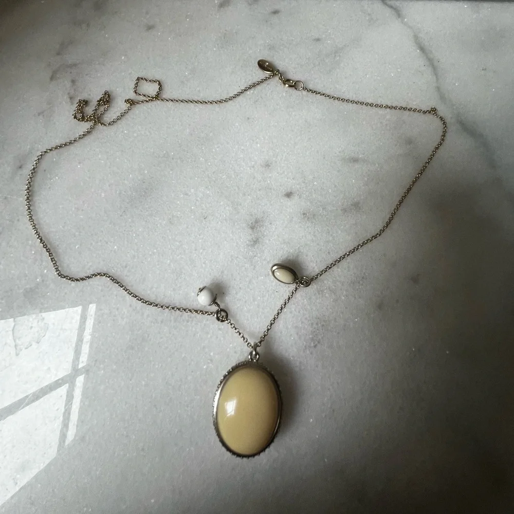 Elegant Cream Pendant Necklace